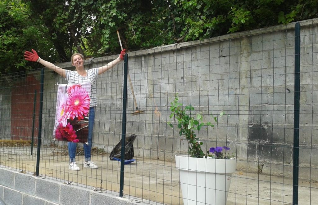 bénévole en train de nettoyer un jardin